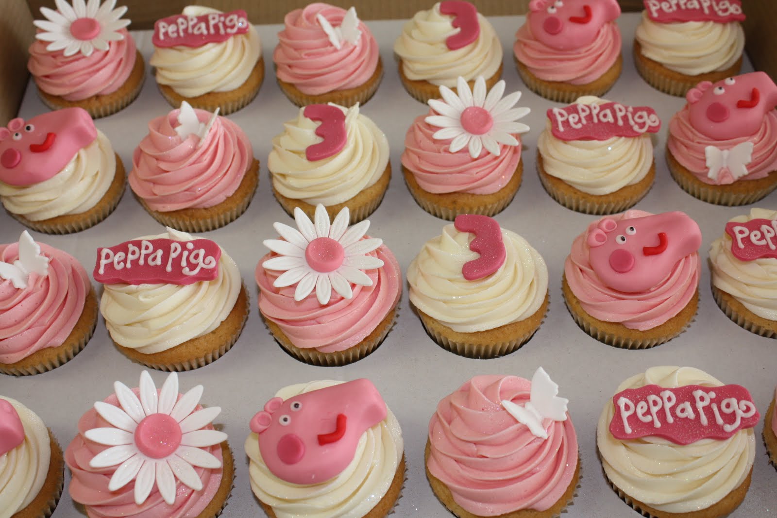 The Little House of Cupcakes PEPPA PIG CUPCAKES