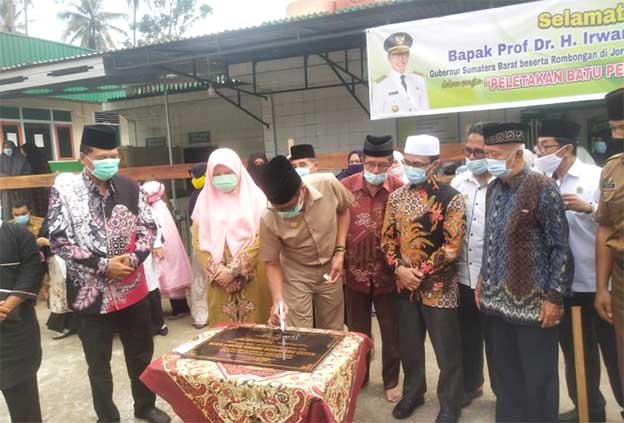 Gubernur Letakkan Batu Pertama Masjid Baabunnur Kapalo Koto