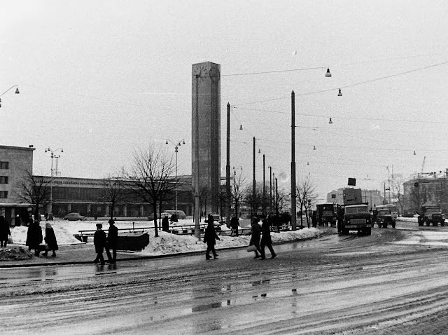 1969 год. Рига. Привокзальная площадь. Здание ж/д вокзала и часы.
