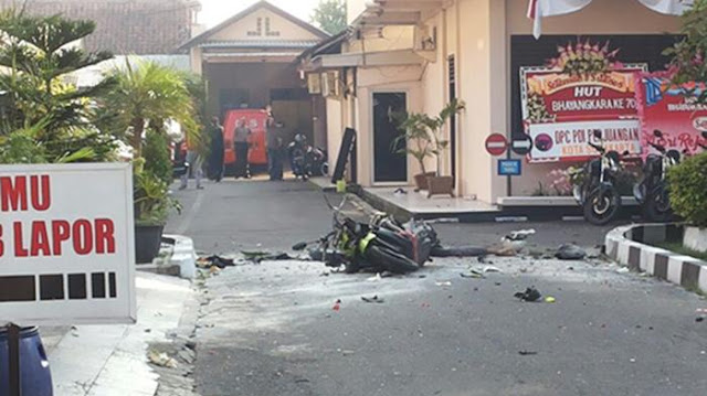 Bom Bunuh Diri Meledak di Mapolresta Surakarta, Satu Orang Dikabarkan Tewas Bom Bunuh Diri Meledak di Mapolresta Surakarta, Satu Orang Dikabarkan Tewas