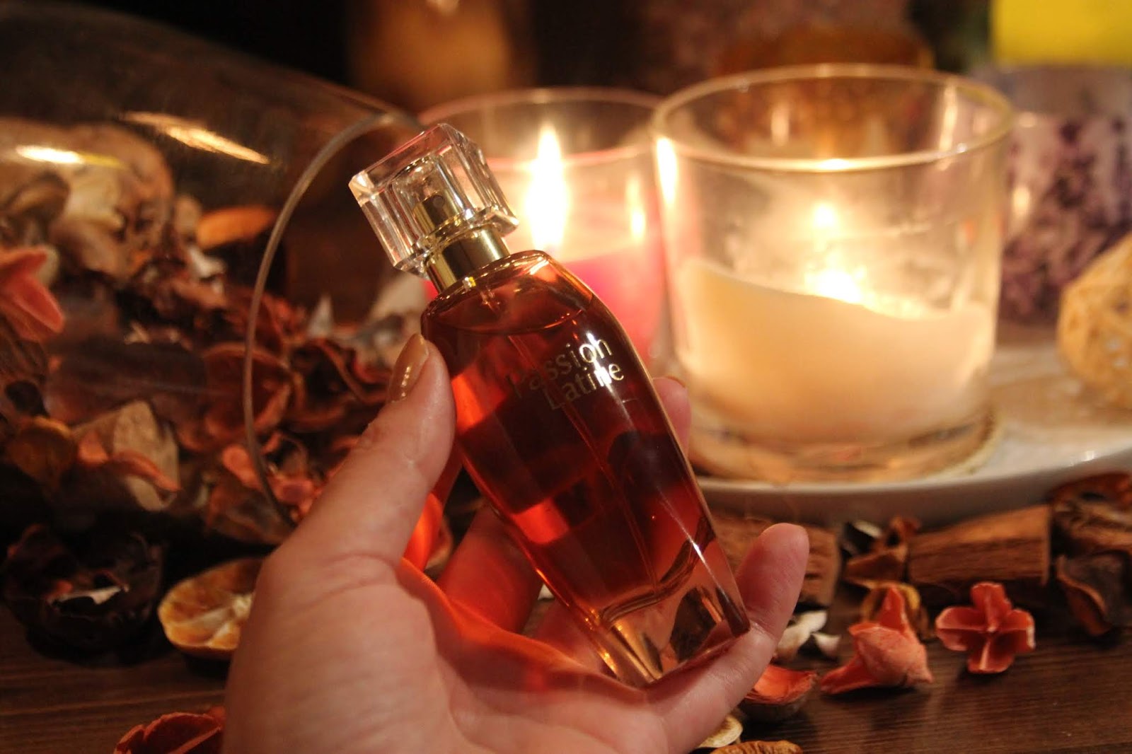 аромат жаркого. духи с запахом картошки. аромат жаркого. Lanvin rumeur 2 rose реклама. ривьера парадайз духи.