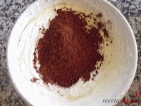 Tarta puro chocolate-añadiendo cacao en las claras