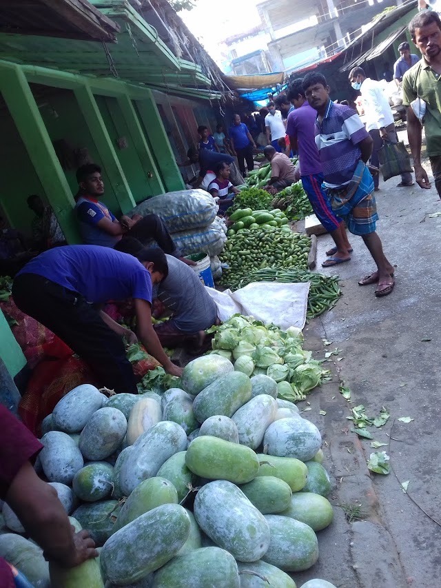 ডিমলায় এখনো সবজির বাজার চড়া