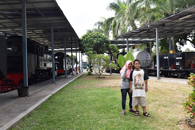 teteh-rafa-dan-fakhri-di-area-dipo naik kereta wisata sejarah di museum kereta api ambarawa indonesia diesel uap traveling nurul sufitri mom lifestyle blogger