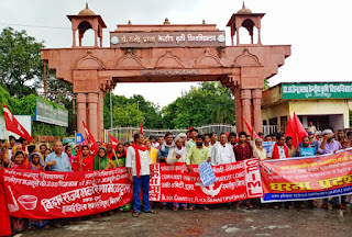 पुसा में कुलपति के भ्रष्टाचार के खिलाफ जन आंदोलन में उमड़ा जनसैलाब, किया रोषपूर्ण प्रदर्शन पुसा में कुलपति के भ्रष्टाचार के खिलाफ जन आंदोलन में उमड़ा जनसैलाब, किया रोषपूर्ण प्रदर्शन