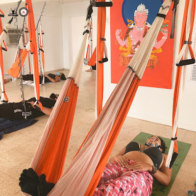 aeroyoga-yoga-creativo-aplicado-trabajo-ejercicio-suspension-aire-aereo-aerea-clases-retiro-experiencias-puerto-rico-espana