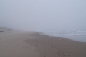 Wunderbarer Nebel am Strand von Houvig. Im Nebel verschwimmt die Grenze zwischen Land und Meer.