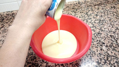 en un bol aparte añadimos la leche condensada