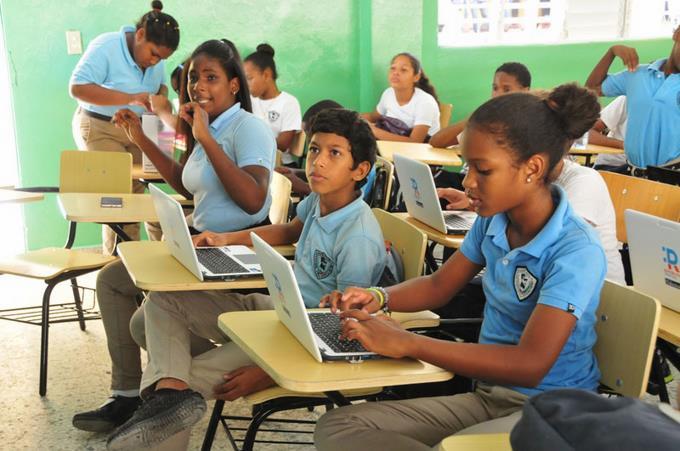 360 schools. образование в японии презентация на английском языке. фон establishment of computer classes. учитель и дети. школьники в классе.