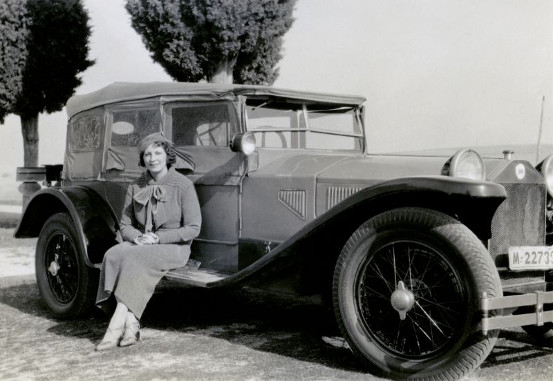 Amazing Photos Capture Fashionable Ladies Posing With Their Cars In The 1930s Vintage Everyday