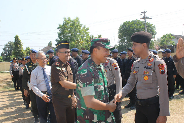 Apel Gelar Pergeseran Pasukan Pengamanan Pilkades Serentak Tahun 2019 : TNI Polri Netral Apel Gelar Pergeseran Pasukan Pengamanan Pilkades Serentak Tahun 2019 : TNI Polri Netral