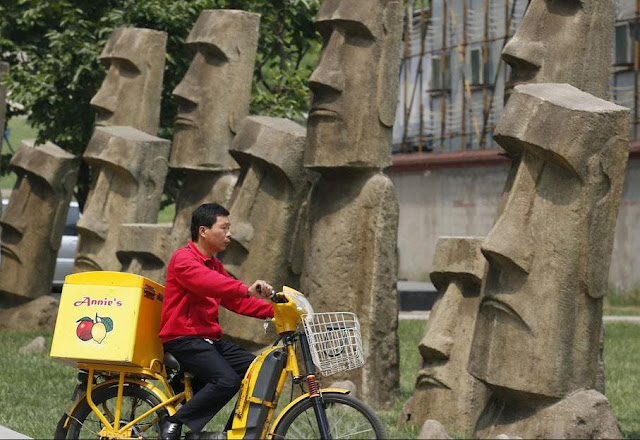 Moai statues in China coppied.