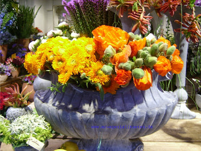 S4200204 Frau Rosenfräulein Mit Rosen Delikat Essen https://rosenprodukte.com Viktualienmarkt