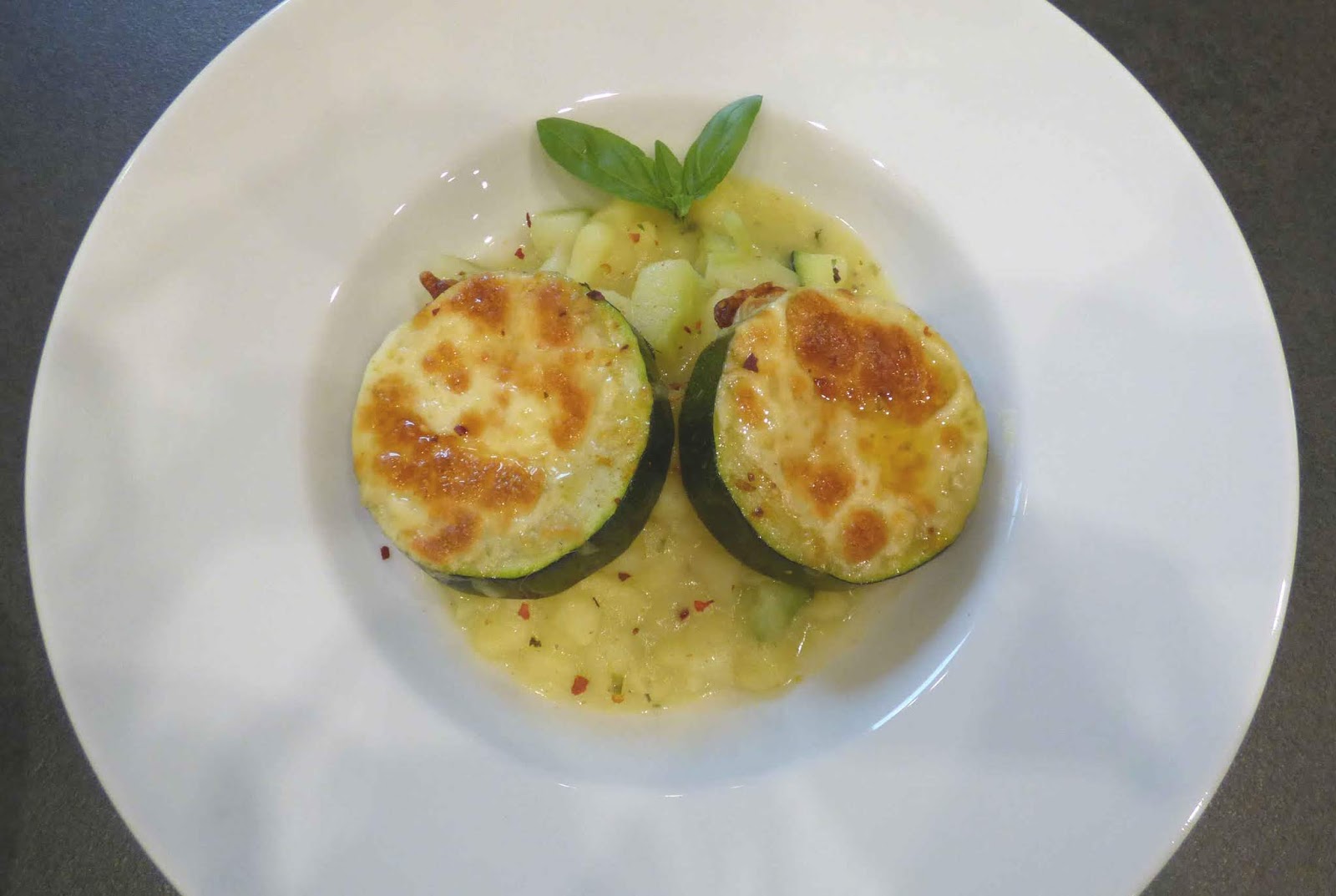 überbackene zucchinischeiben auf gemüseragout überbackene zucchinischeiben auf gemüseragout