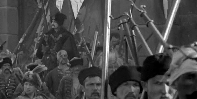 Измученные защитники покидают Збараж. Кадр из фильма Ежи Гофмана «Огнём и мечом»