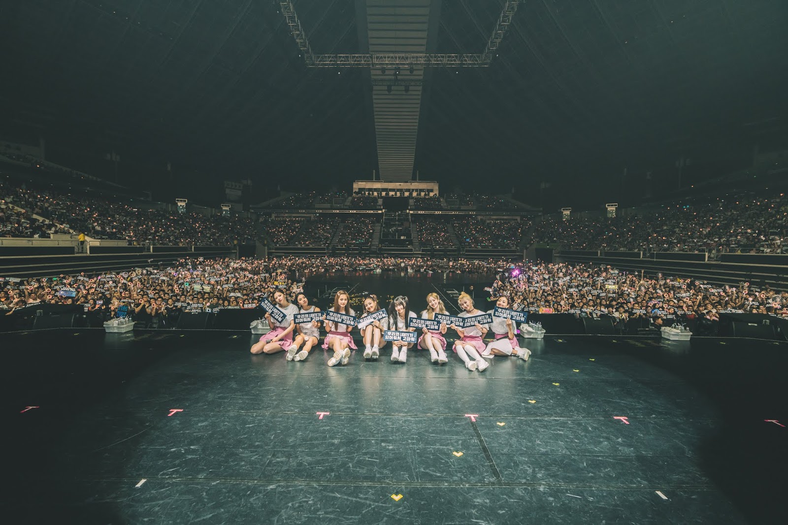 TWICE filled indoor stadium with a crowd of 10,000 ONCEs, "TWICE will