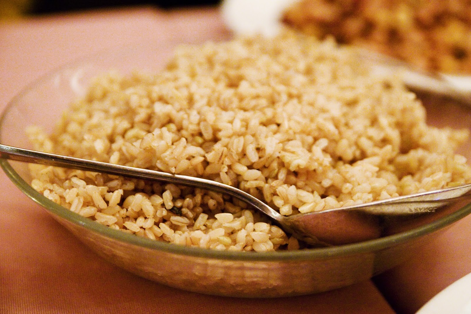 2 выносл вый рис вать. Brown Rice. Диетический рис. Бурый рис в тарелке. Воздушный рис Япония.