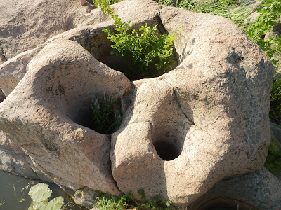 группа из трех соосных колодцев разных диаметров вырезана в гранитной скале