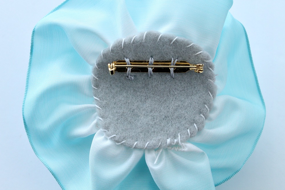 Sculptural DIY Ribbon Rose Brooch Dans le Lakehouse