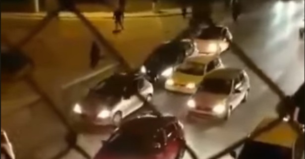 Βίντεο ντοκουμέντο –Αρρωστημένοι και δογματισμενοί της ΑΕΚ επιτίθενται σε αυτοκίνητο άλλων του Ολυμπιακού Βίντεο ντοκουμέντο –Αρρωστημένοι και δογματισμενοί της ΑΕΚ επιτίθενται σε αυτοκίνητο άλλων του Ολυμπιακού
