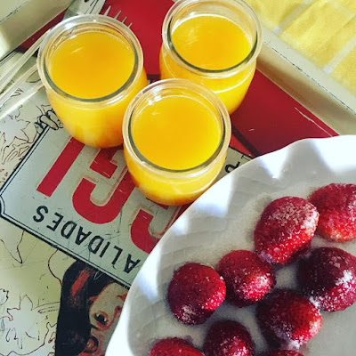 desayuno domingo, zumo, fresas, porras, 