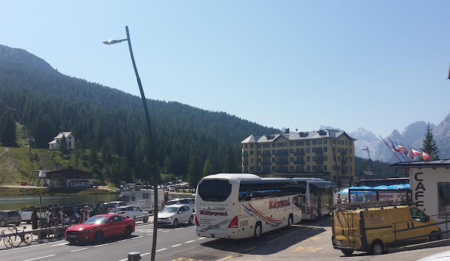 Roter Ford Mustang, Reisebuss am Misurinasee in Südtirol 