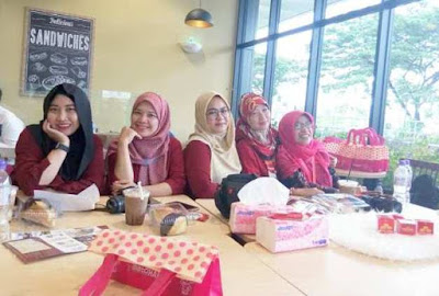 saya-besama-teman-teman-blogger-product-review-sato-pastaron-ultra-hydrating-cream-di-aeon-mall-jakarta-garden-city cara tips mengatasi kulit keirng dan tumit pecah pecah dengan produk made in japan sato pastaron ultra hydrating cream nurul sufitri review mom lifestyle blogger kesehatan