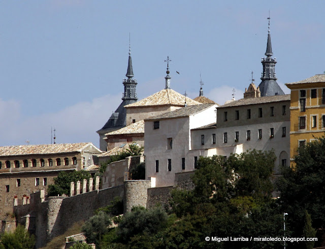Sobre enhiesto desigual peñasco