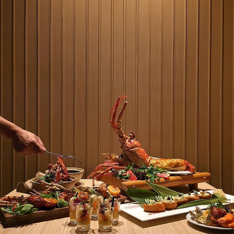 PARKROYAL on Kitchener Road The Union of Crabs and Lobsters Buffet at