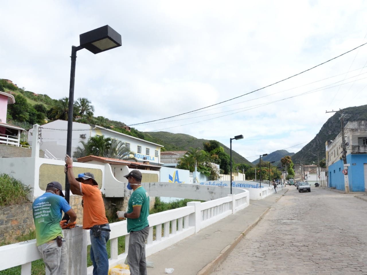 Prefeitura de Jacobina instala postes de iluminação na Rua Margem Rio do Ouro Prefeitura de Jacobina instala postes de iluminação na Rua Margem Rio do Ouro