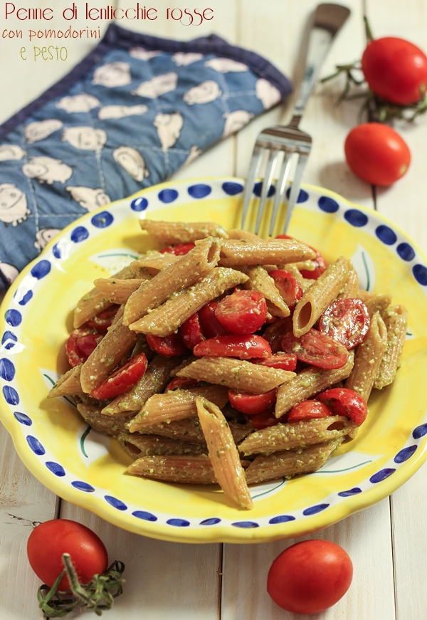 Penne di lenticchie rosse con pomodorini e pesto