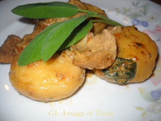 gnocchi di patate ripieni di ricotta con salsa ai porcini