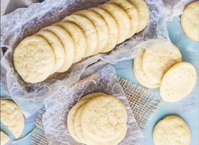 Best Soft and Chewy Sugar Cookies #cookies #desserts