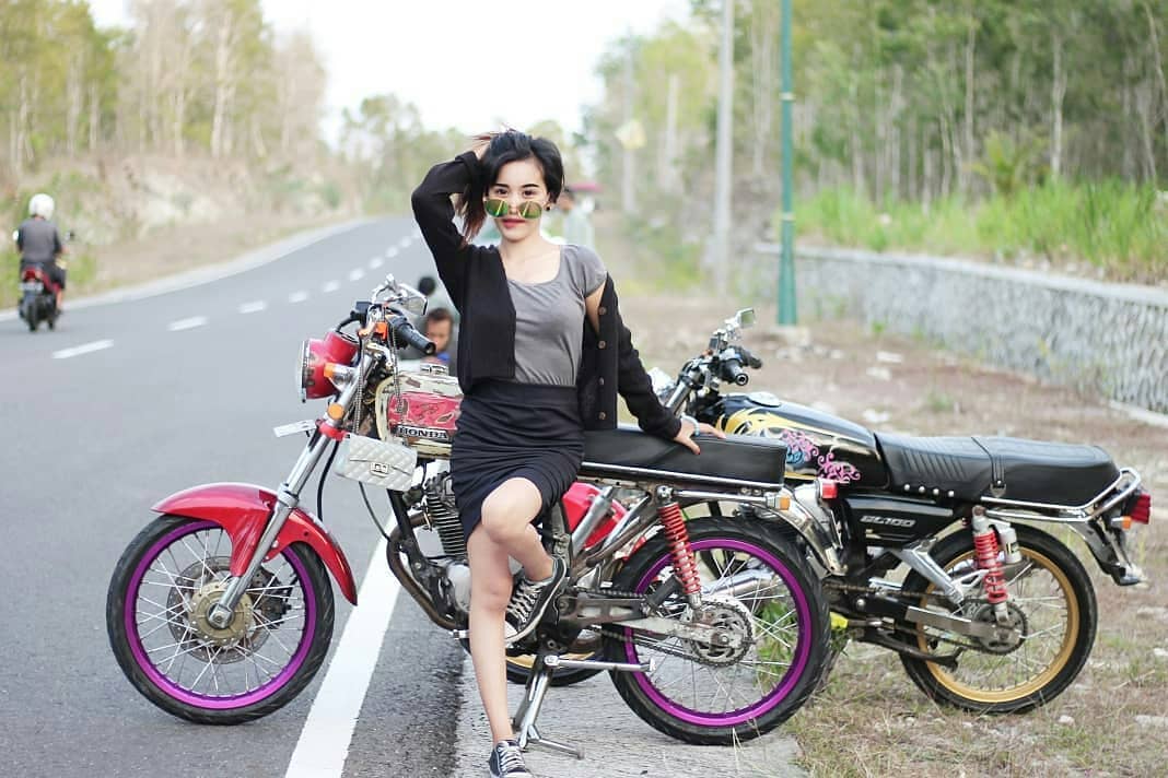 Cewek Cantik Model Motor Modif dan Klasik. Cantiknya Bikin Gagal Fokus Sob!