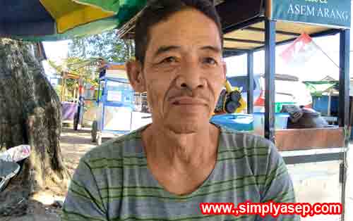 Mas Jamil sang penjual Es Dawet Semarang saat wawancara. Gambar di belakang adalah gerobak jualannya. Foto Asep Haryono Mas Jamil sang penjual Es Dawet Semarang saat wawancara. Gambar di belakang adalah gerobak jualannya. Foto Asep Haryono