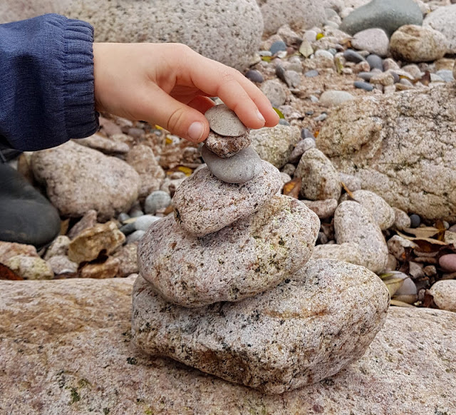 Wandern auf Bornholm: Rund um Hammerknuden. Steintürme bauen am Steintürmchenstrand.