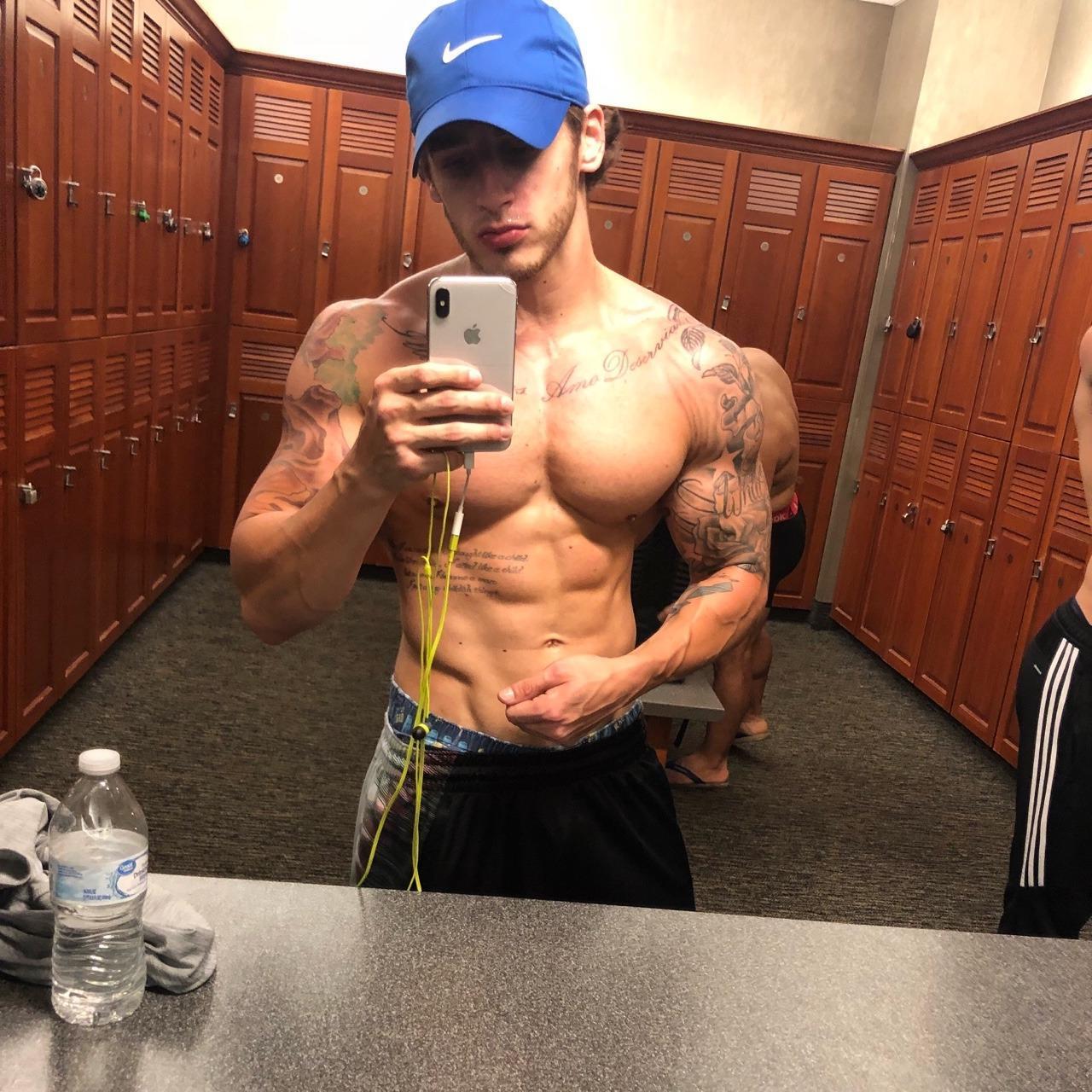 locker-room-hunk-shirtless-tattoo-body-sexy-dude-selfie