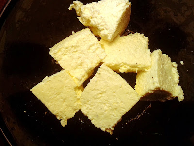 Kostki sera paneer (panir)