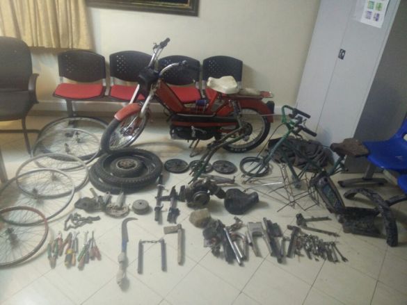 المهدية : أعوان البلدية يفككون الدرّاجات المحجوزة ويفرطون فيها بالبيع ! المهدية : أعوان البلدية يفككون الدرّاجات المحجوزة ويفرطون فيها بالبيع !