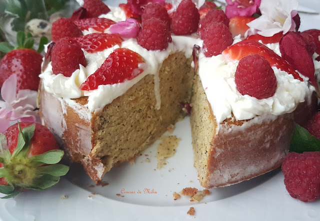 Bizcocho de té, con chantilly de queso y frutos rojos.