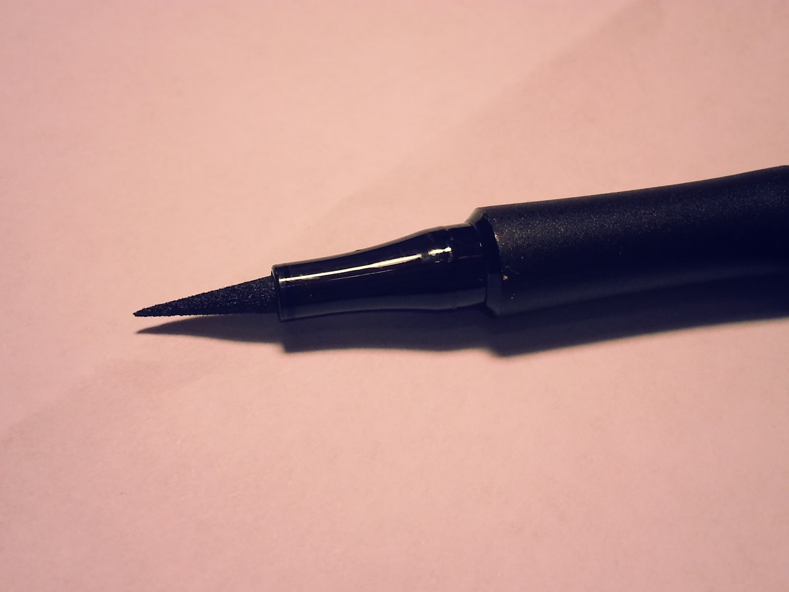 Rita’s life ZOEVA GRAPHIC EYES+ SWATCHES and REVIEW & CAT EYE PEN