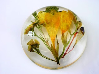 Paperweight for real flowers