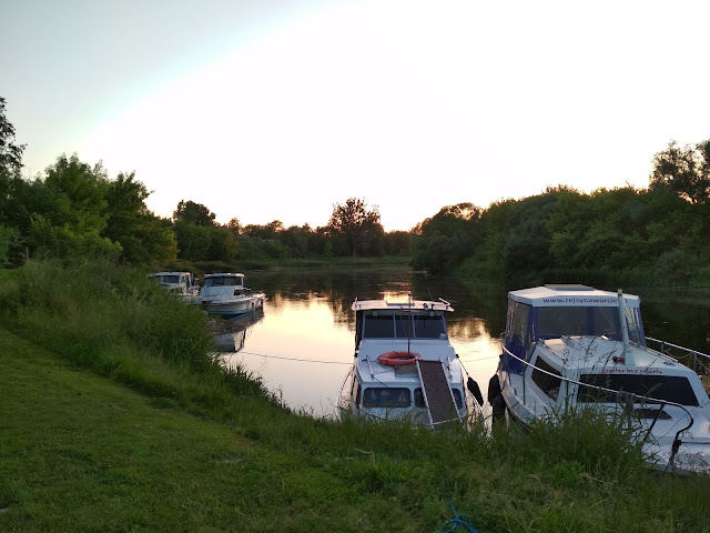 Słońce chyli się ku zachodowi. Warta w Obornikach i cumowisko na Przystani Kowale.