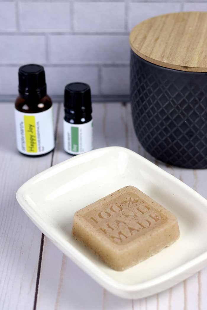 3 Easy Melt and Pour Soap Recipes Using Essential Oils Everything Pretty