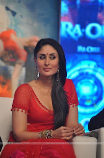 karina kapoor in red sarhi | top less hot dress | looking through red sarhi