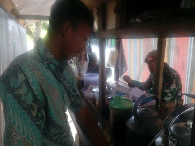 Minum Kopi Kebiasaan Prajurit Satgas TMMD Reg 105 Di Pagi Hari   