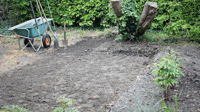 Minimoestuin onkruidvrij maken en effenen