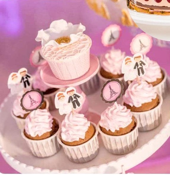 Cupcakes decorados de color blanco con los utensilios del kit para decorar pasteles y cupcakes