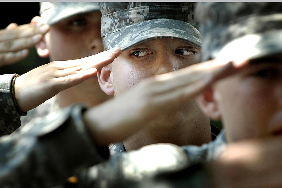 Почему стоят военные. Солдат отдает честь. Приветствие военнослужащих. Военный с рукой у головы. Военный отдает честь.