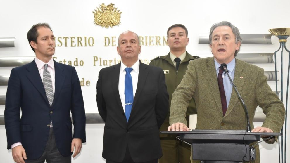 Hermann Tertsch y Ví­ctor González Coello de Portugal, junto al ministro Murillo, en su visita a Bolivia en enero / EP